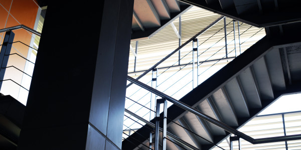 Pintar Fachadas de Empresas / Negocios / Locales Comerciales en Santa Coloma de Gramenet · Pintado de Escaleras
