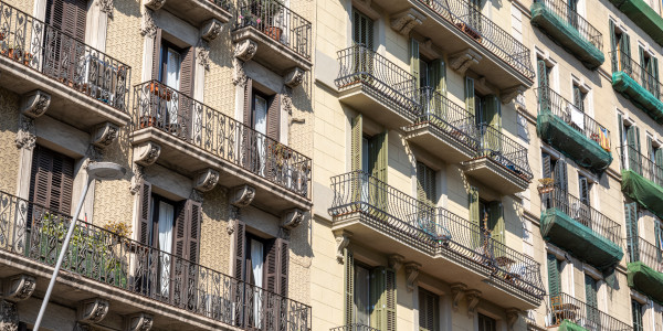 Trabajos Verticales en Fachadas de Edificios / Viviendas Santa Coloma de Gramenet · Pintado de Fachadas con Difícil Acceso